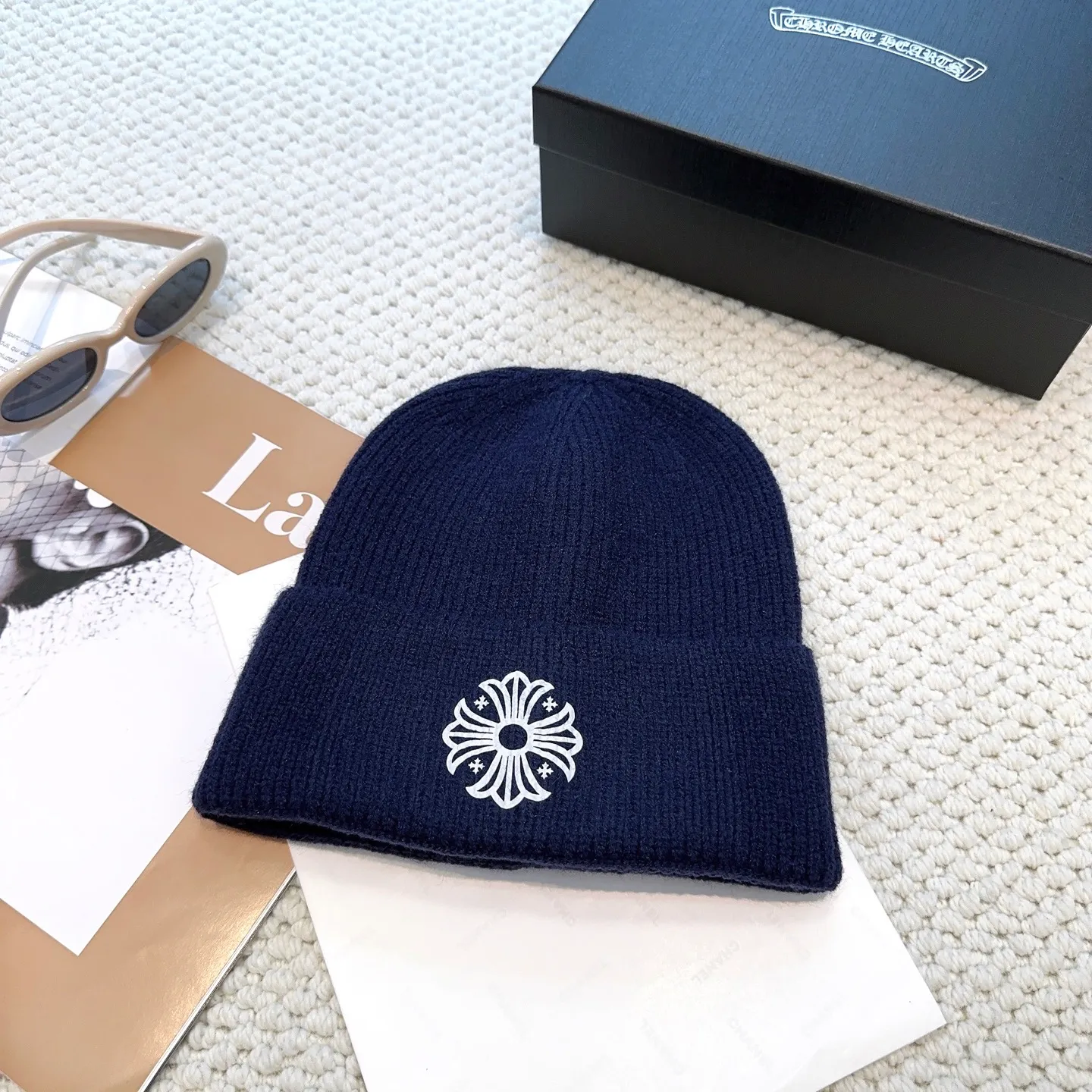 P50 🤍Chrome hearts new autumn and winter cross knitted hat🧶 One of the must-have hats in autumn and winter~ It really looks good on whoever wears it~, it is also a perfect match in black and white and gray in autumn~